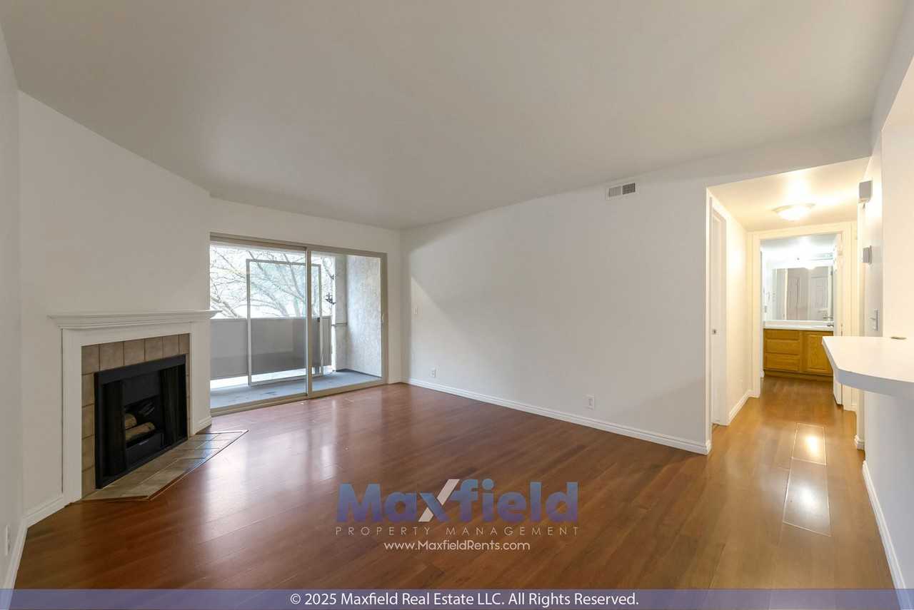 945 E Creekhill Ln - Photo 4 of 16