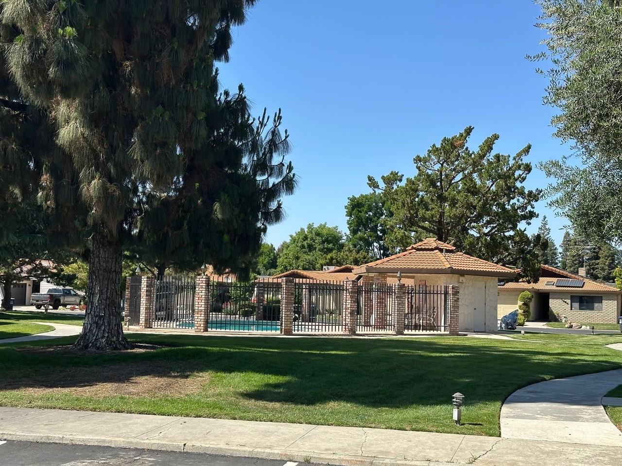 1930 South Royal Oaks Drive - Photo 3 of 6