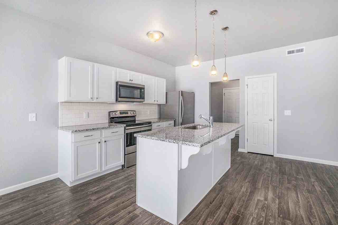 10260 Pennridge Dr - Photo 3 of 15