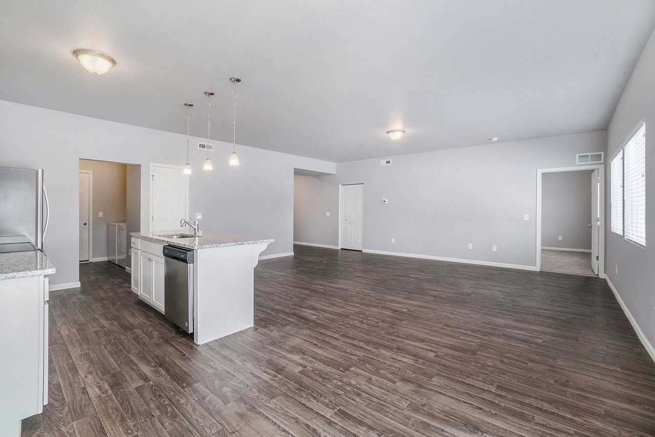 10260 Pennridge Dr - Photo 4 of 15