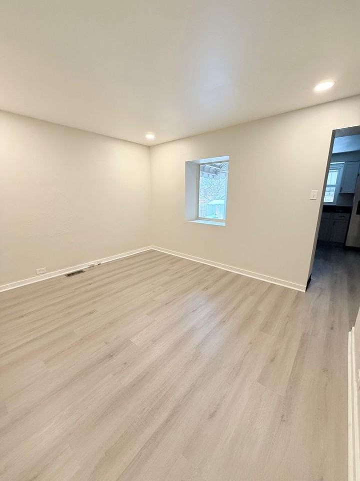 906 56th Street - Photo 6 of 18