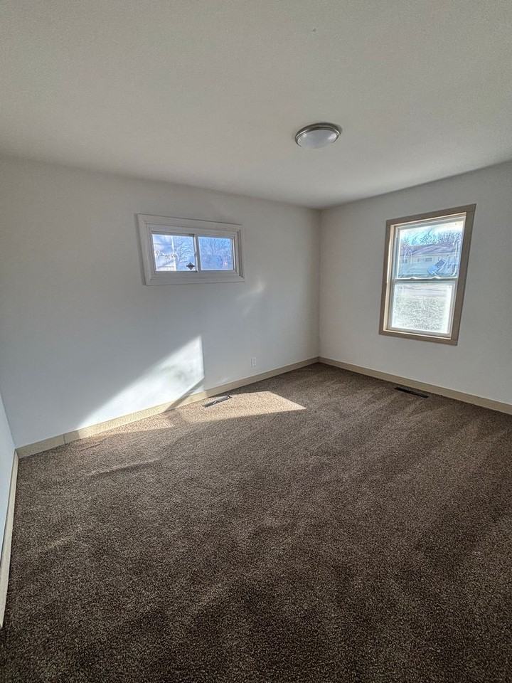 1816 Southeast 23rd Street - Photo 4 of 10