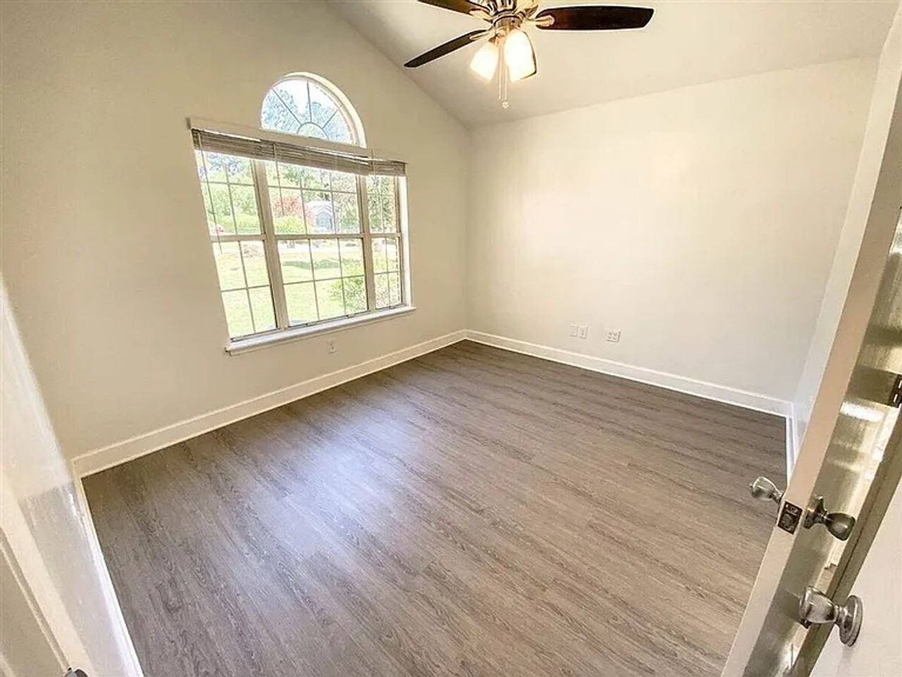 1301 Sumerlin Dr - Photo 2 of 17