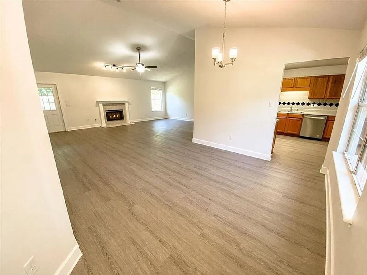 1301 Sumerlin Dr - Photo 4 of 17