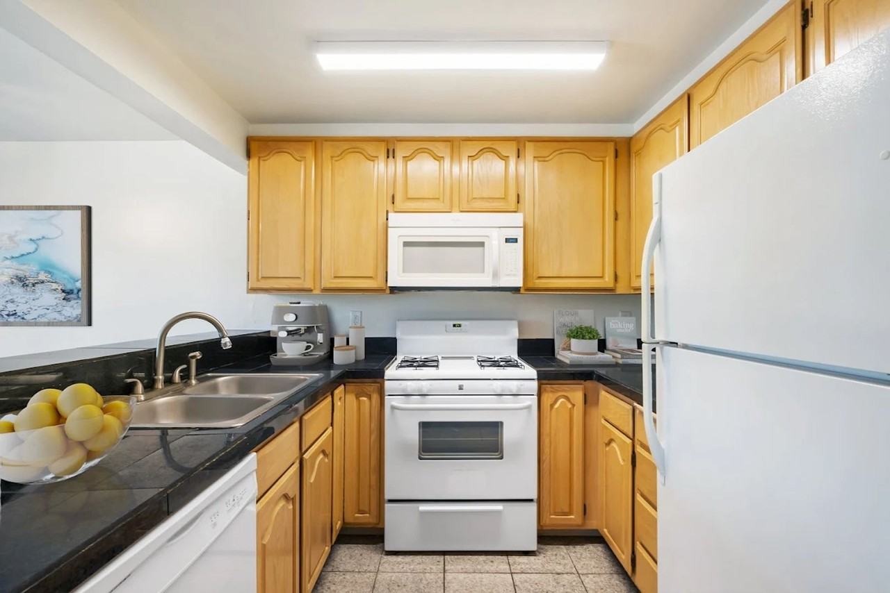 Bayview West Apartments - Photo 3 of 9