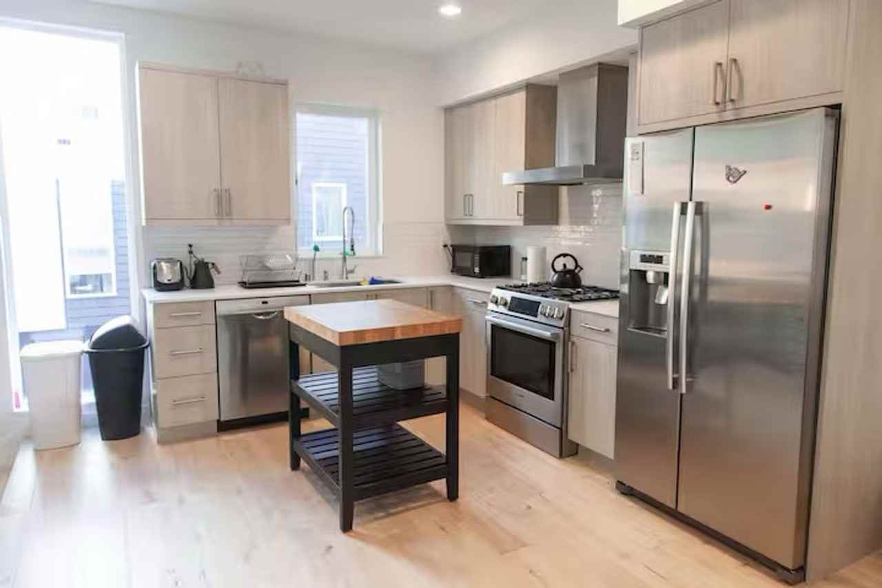 8819 Midvale Ave N #D - Photo 4 of 30