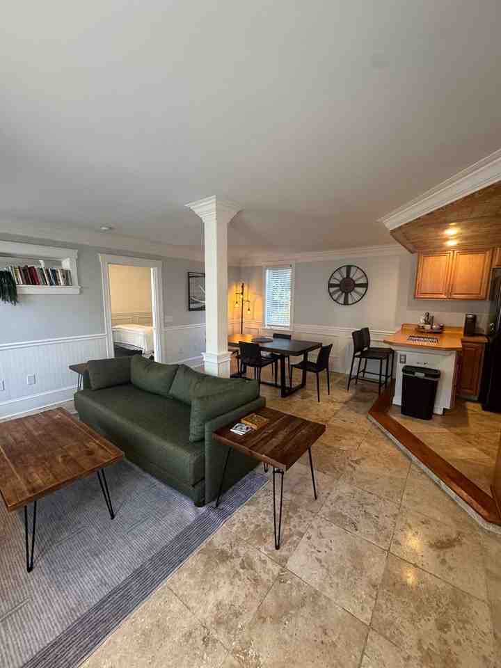 1010 E Victory Dr - Photo 5 of 17