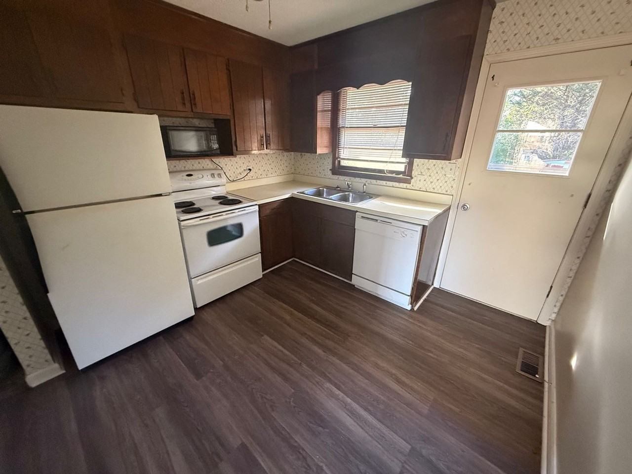 607 Smith Avenue - Photo 3 of 6