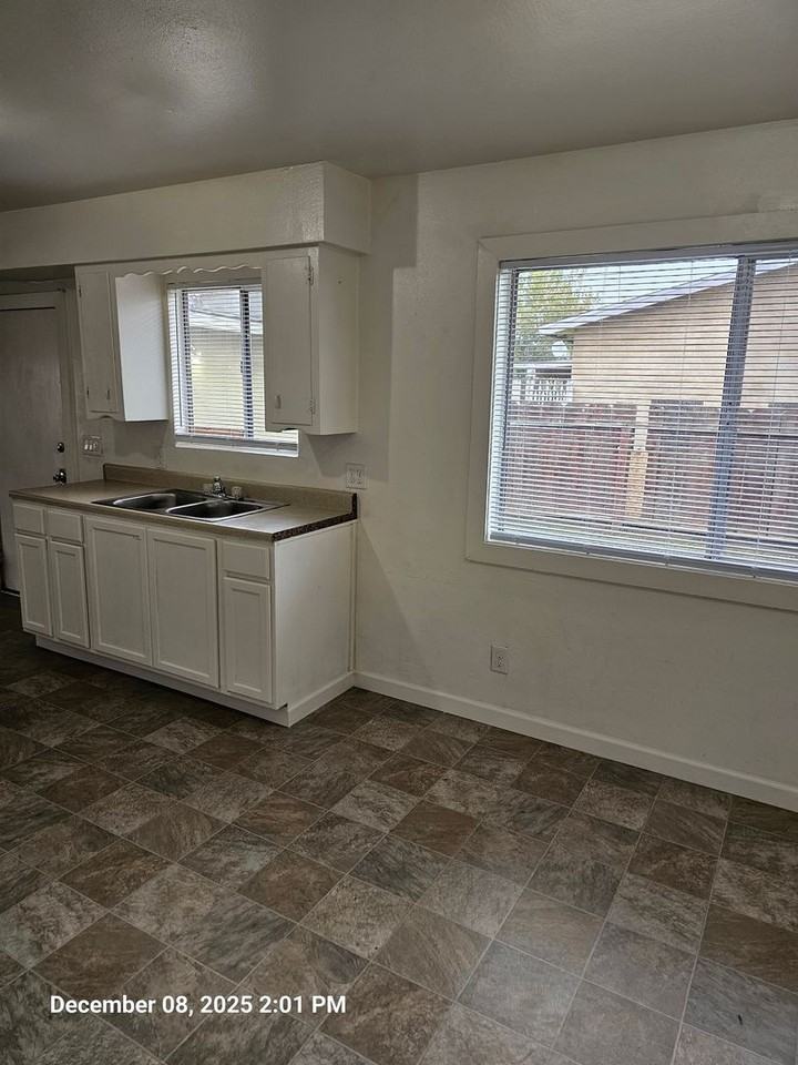 560 S G St - Photo 4 of 10