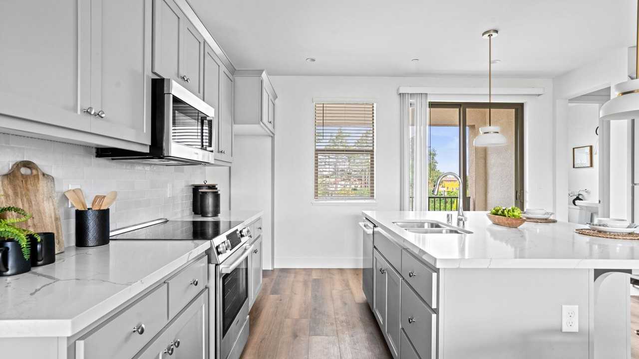 2806 Chattleton Ln - Photo 2 of 29