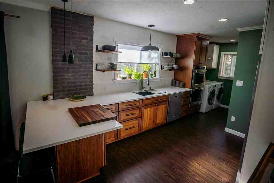 1061 E St - Photo 4 of 22