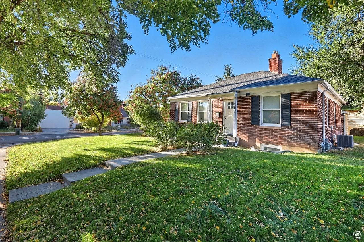 1903 East Sylvan Avenue - Photo 2 of 32