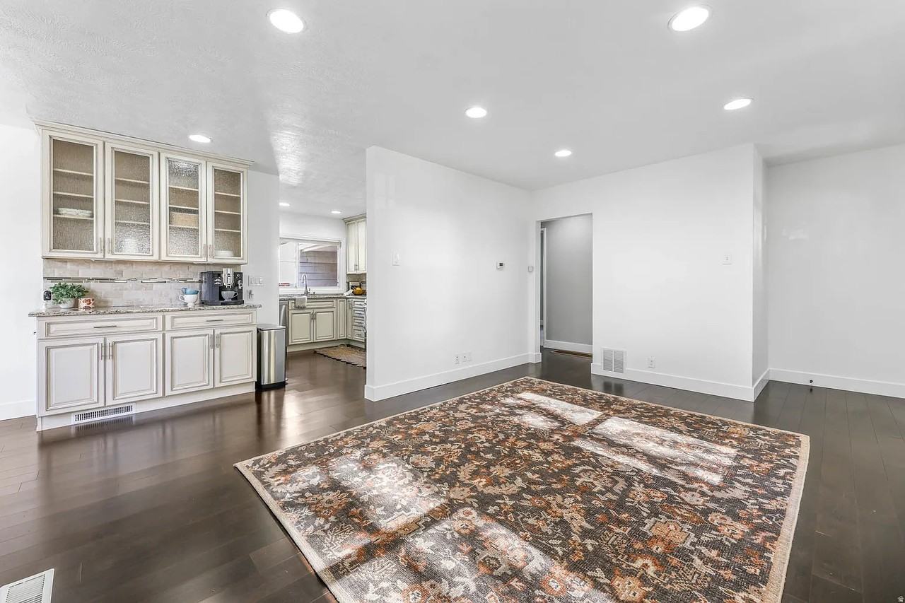 1903 East Sylvan Avenue - Photo 6 of 32