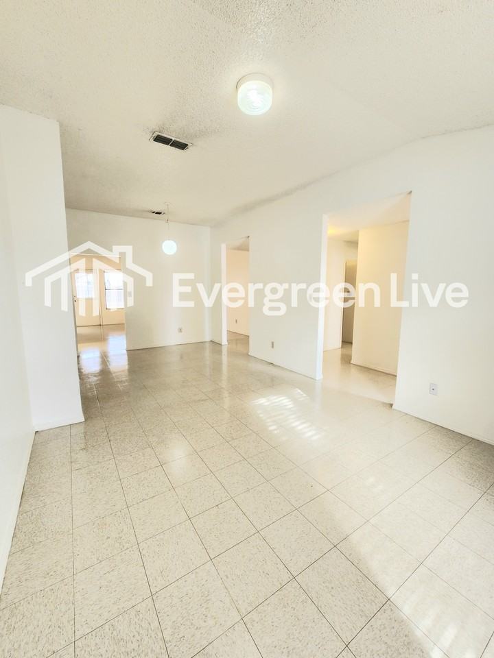 2302 Sandia Ct - Photo 5 of 18