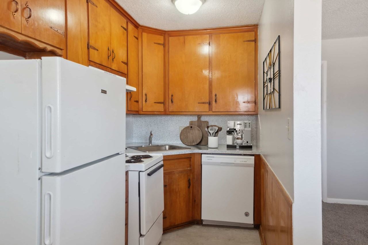 DeVille Apartments - Photo 4 of 17