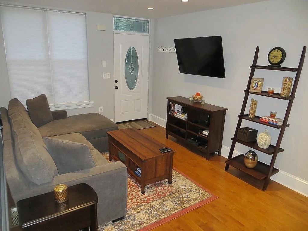 1639 Carpenter St - Photo 2 of 19