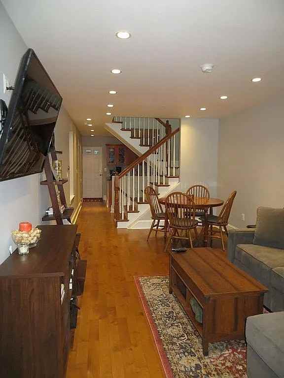 1639 Carpenter St - Photo 3 of 19