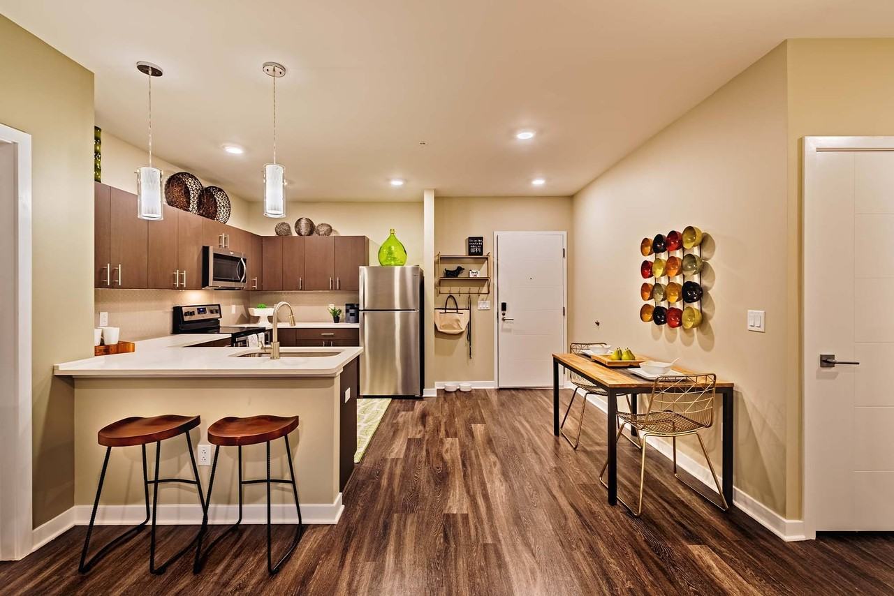 Cosmopolitan Apartments - Photo 6 of 20