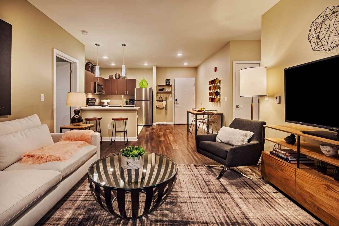 Cosmopolitan Apartments - Photo 7 of 20