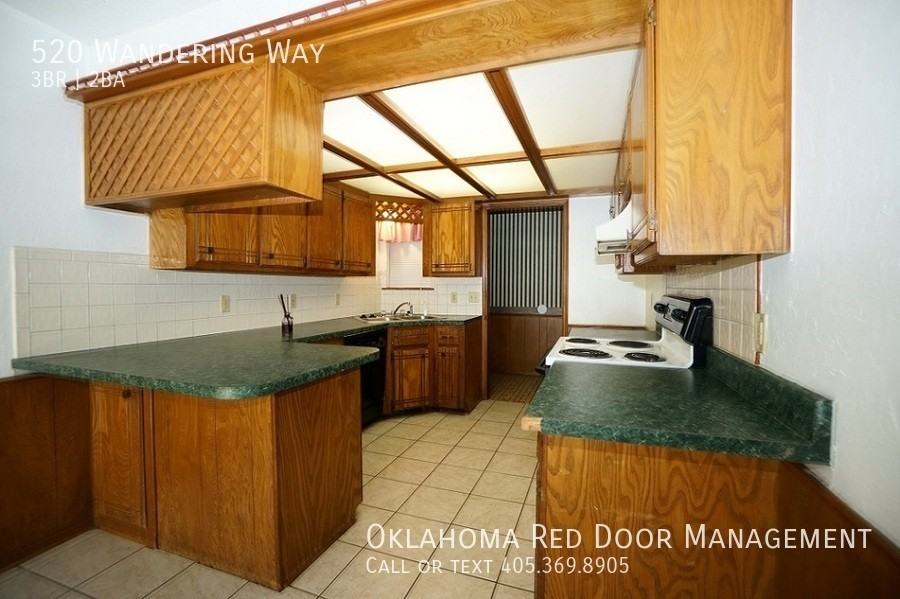 520 Wandering Way - Photo 3 of 16