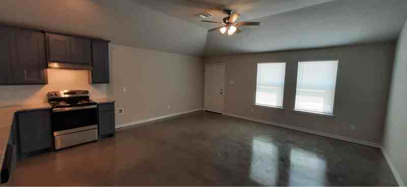 110 Weatherford - Photo 2 of 13