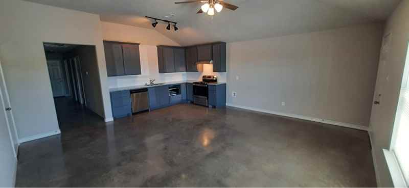 110 Weatherford - Photo 3 of 13