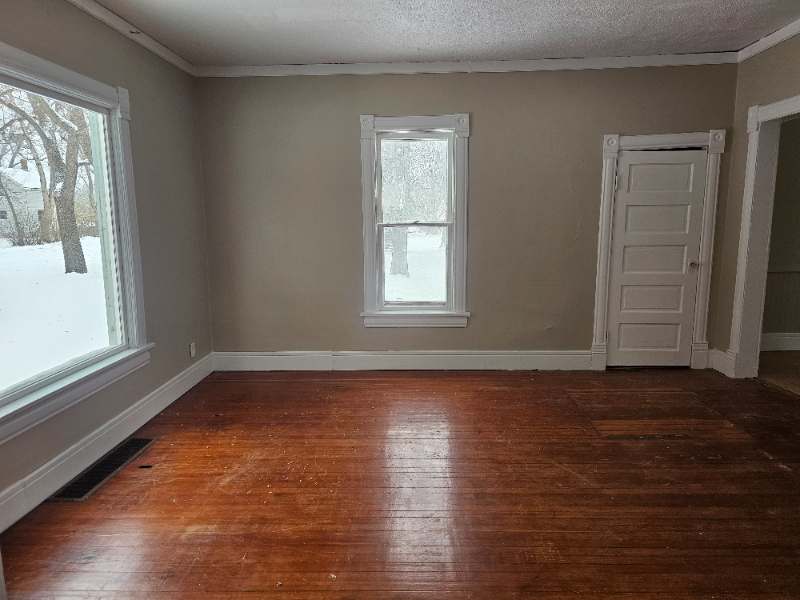 107 Hawley St N - Photo 4 of 21