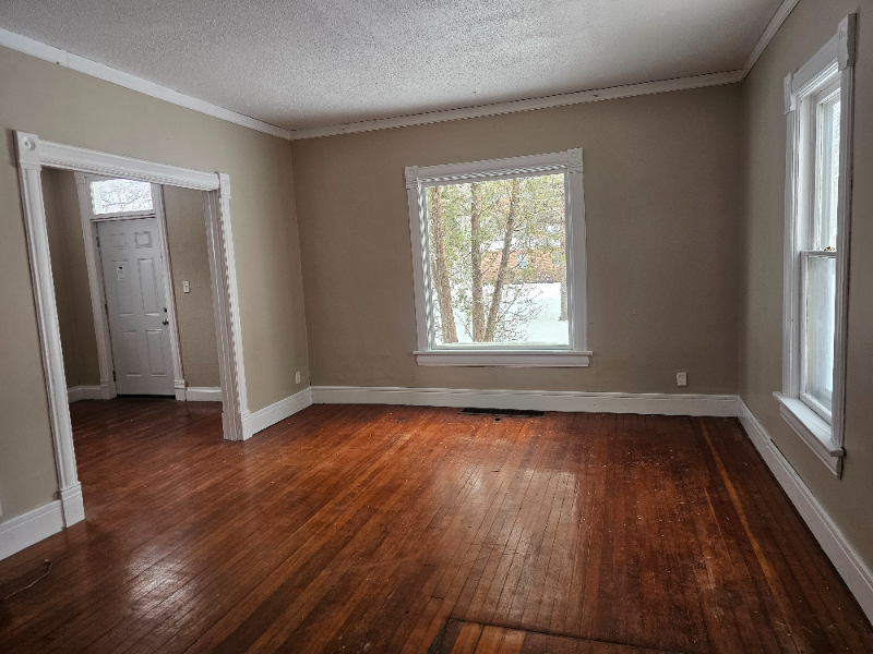 107 Hawley St N - Photo 5 of 21