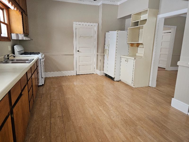 107 Hawley St N - Photo 7 of 21