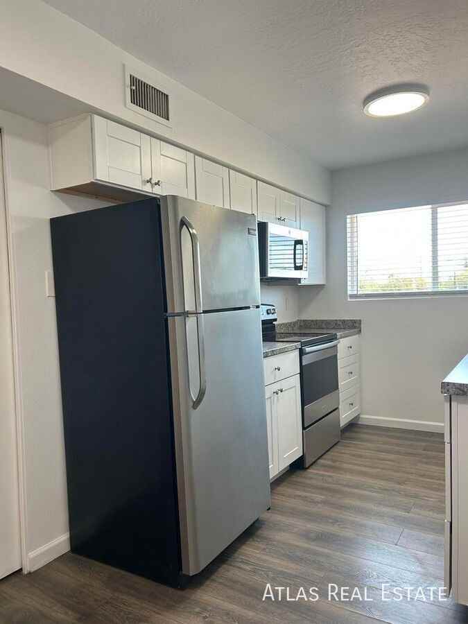 1045 E University Dr #202 - Photo 3 of 7