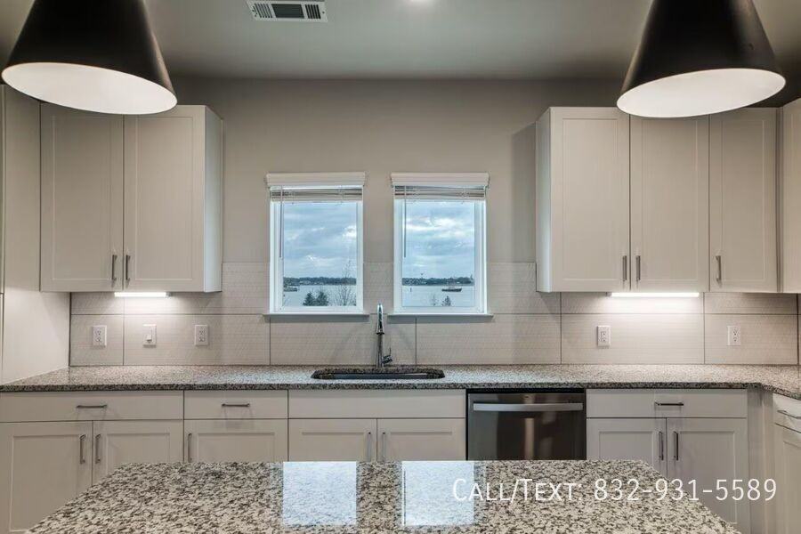 2738 South Shore Boulevard #ABI - Photo 2 of 10