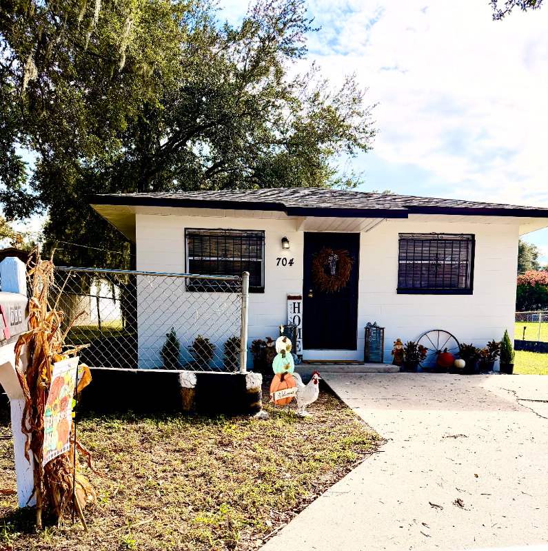 704 Lakeland - Photo 2 of 16