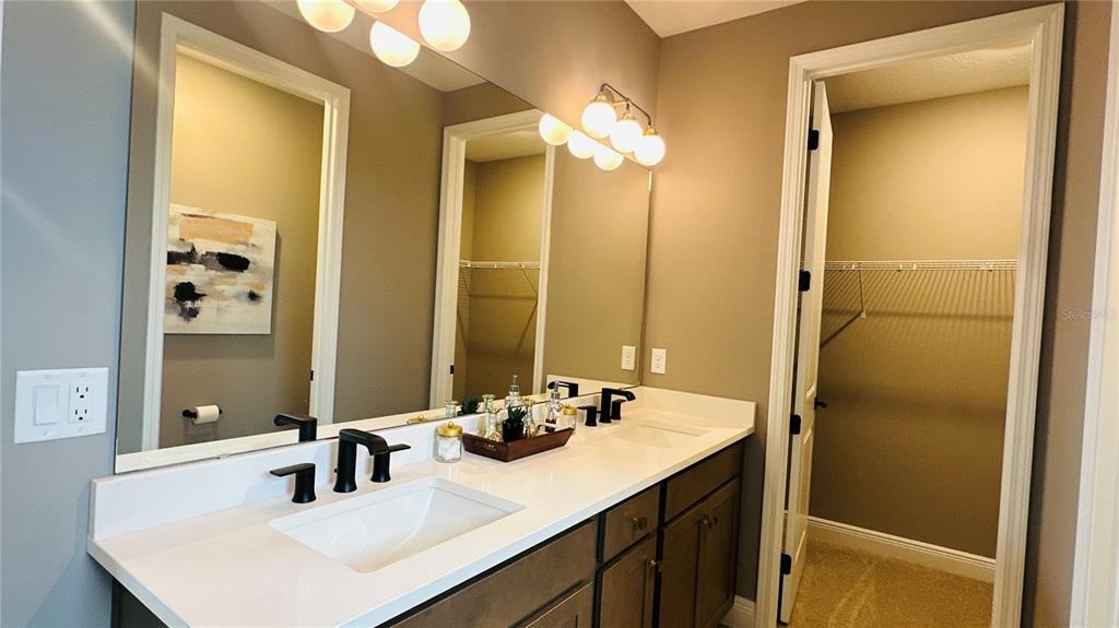 16450 Hamlin View Street #16450 - Photo 6 of 32