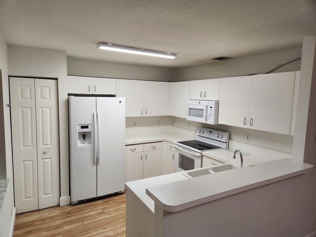 1137 Southwest 44th Way #1137-1137 - Photo 3 of 13