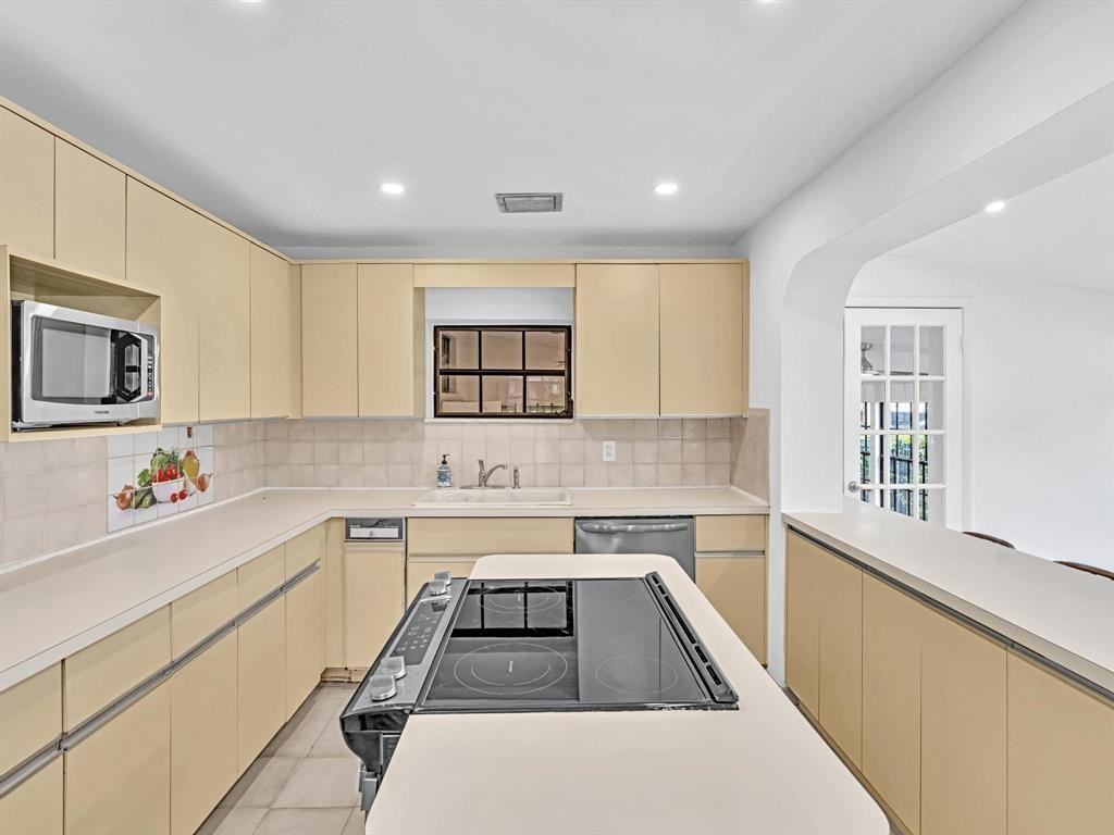 8020 Sw 19th St #8020 - Photo 4 of 23