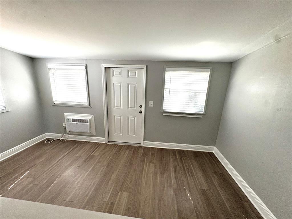 4611 N Hubert Ave #4611-11 - Photo 4 of 10