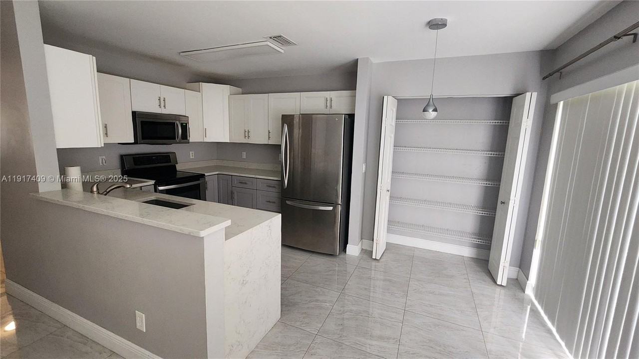 20886 Nw 2nd St - Photo 6 of 17