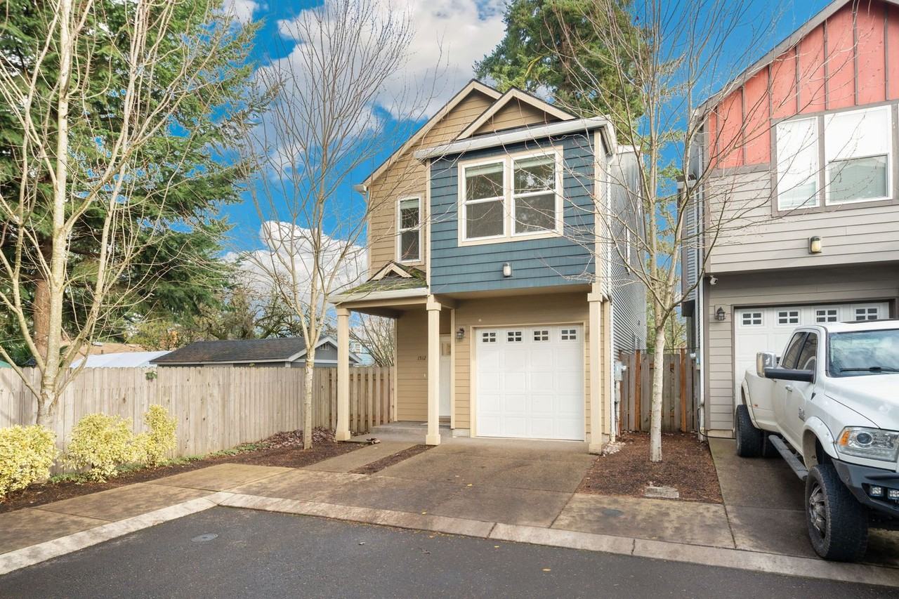 1512 Se 117th Ave - Photo 2 of 32