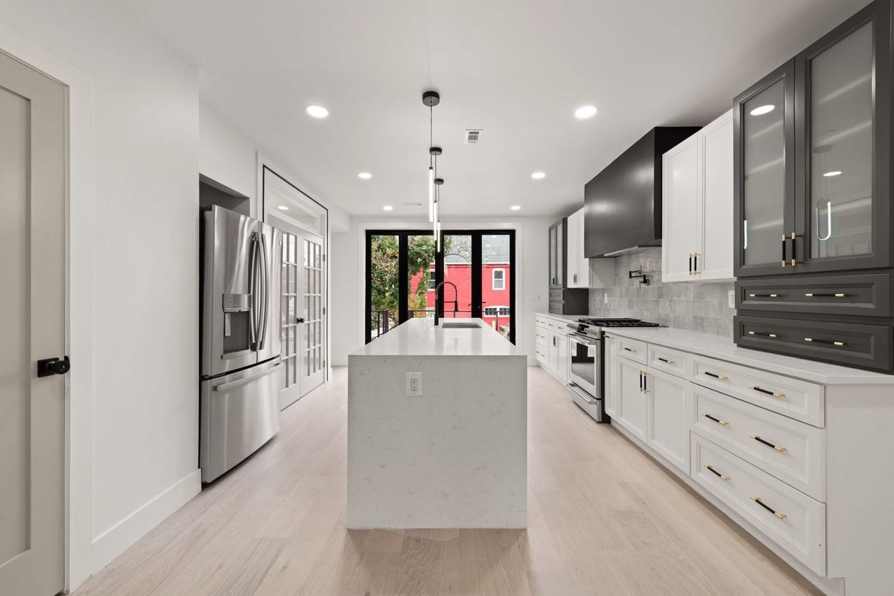 DC1026 - Photo 2 of 50