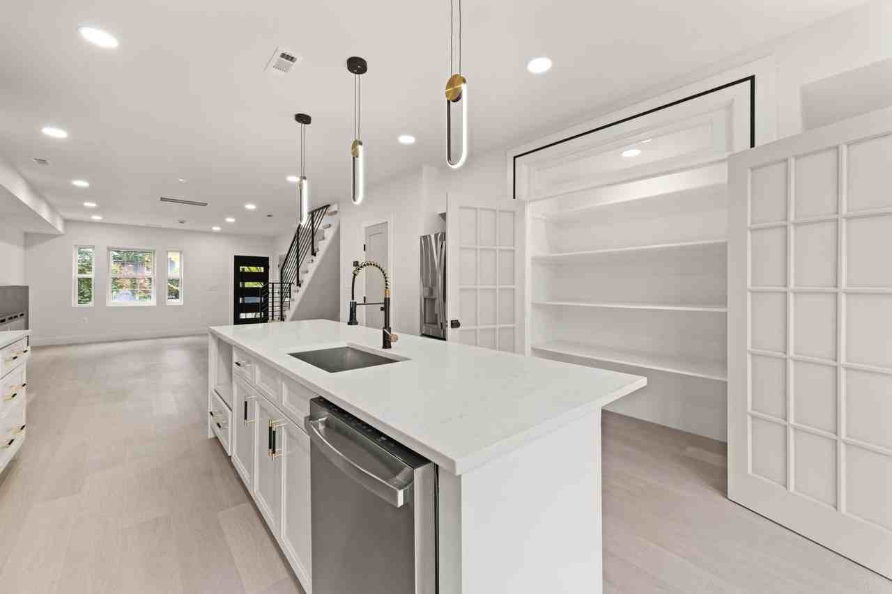 DC1026 - Photo 4 of 50