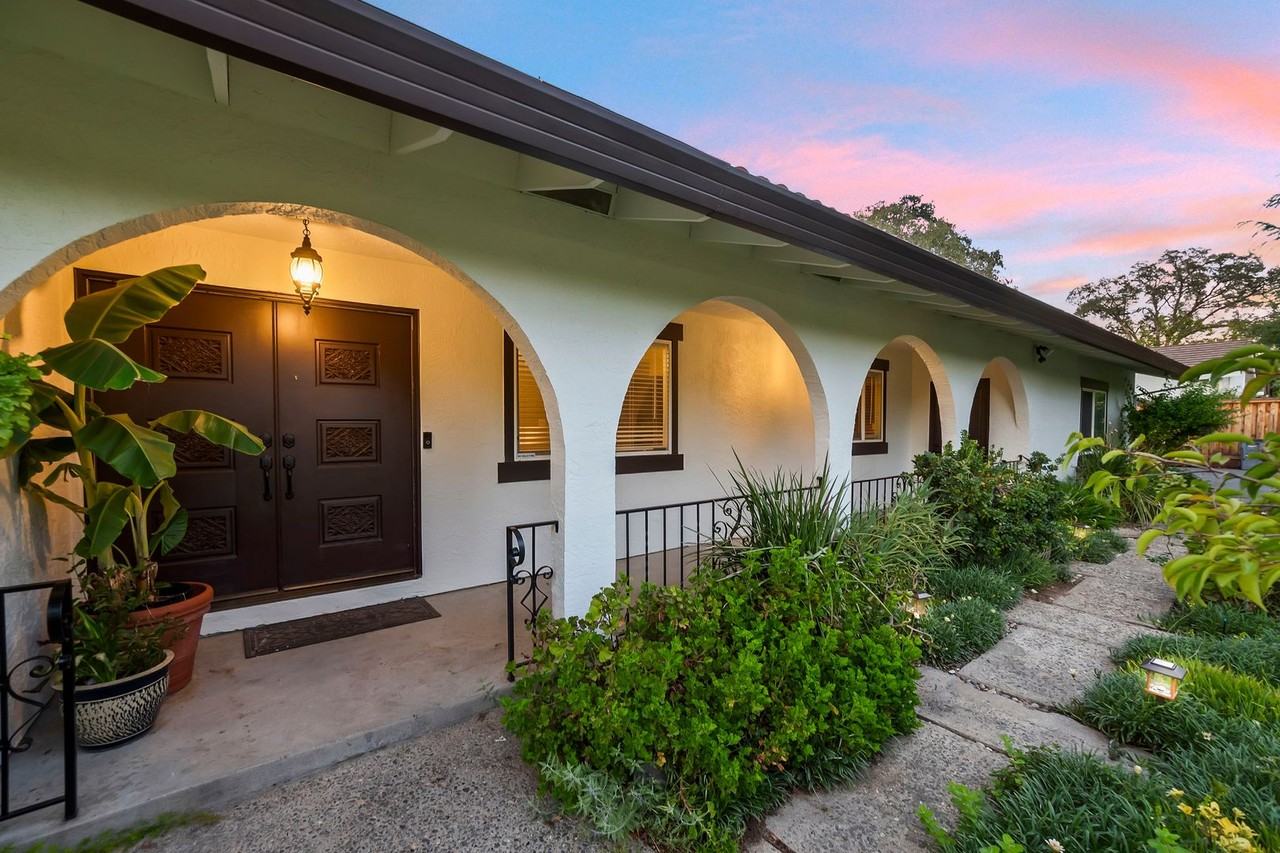 4305 Whispering Oaks Cir - Photo 3 of 47