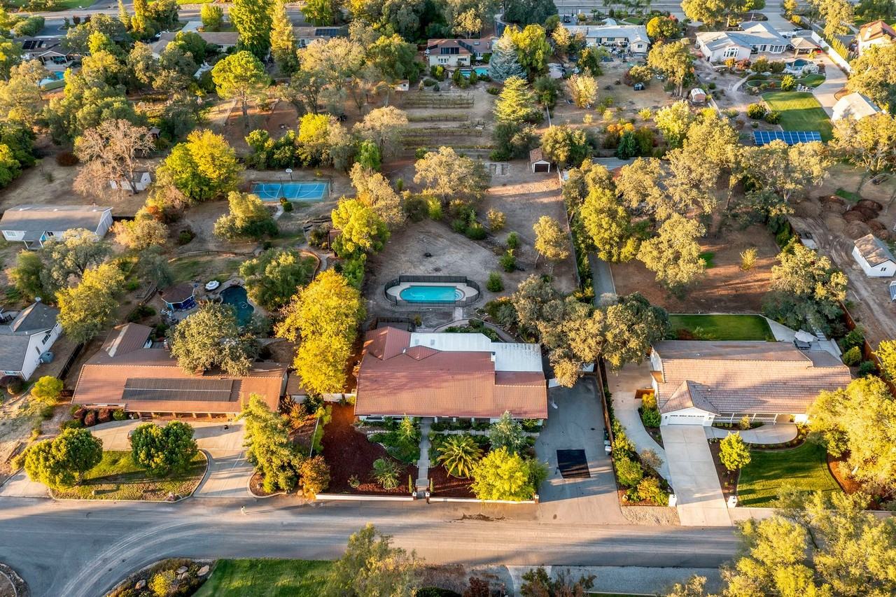 4305 Whispering Oaks Cir - Photo 5 of 47