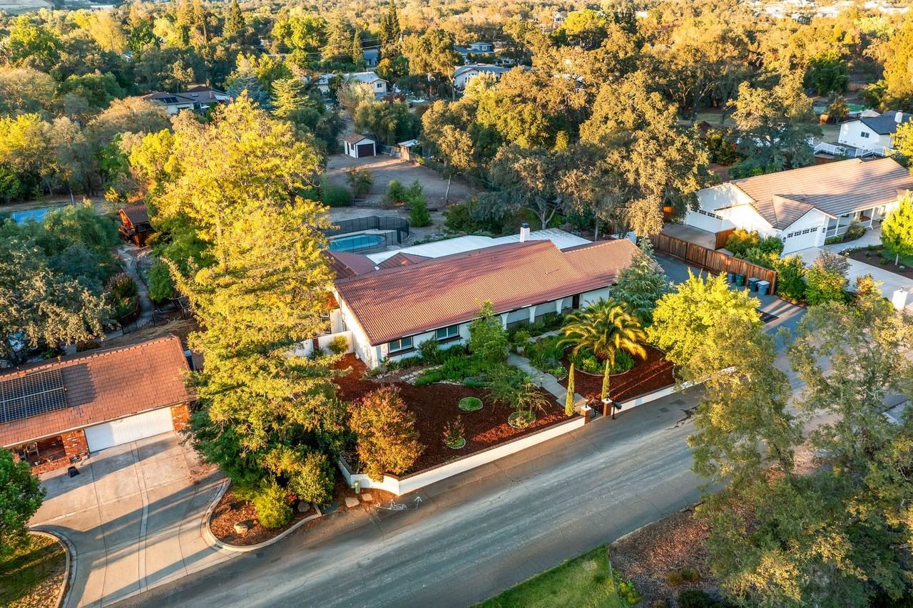 4305 Whispering Oaks Cir - Photo 6 of 47