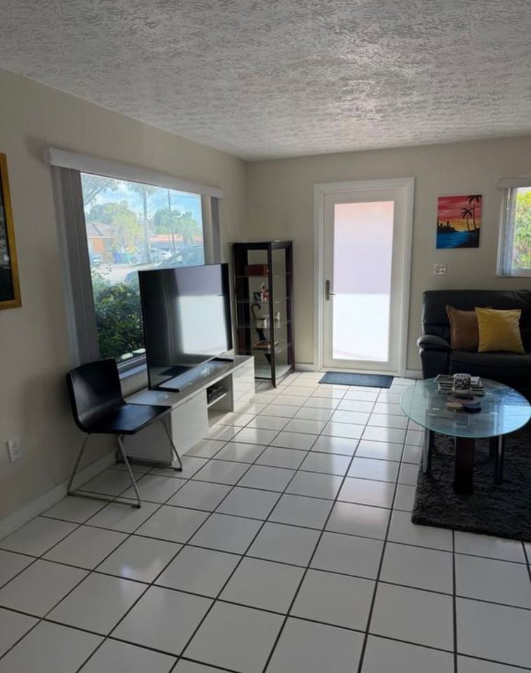 2928 Southwest 36th Avenue - Photo 3 of 23