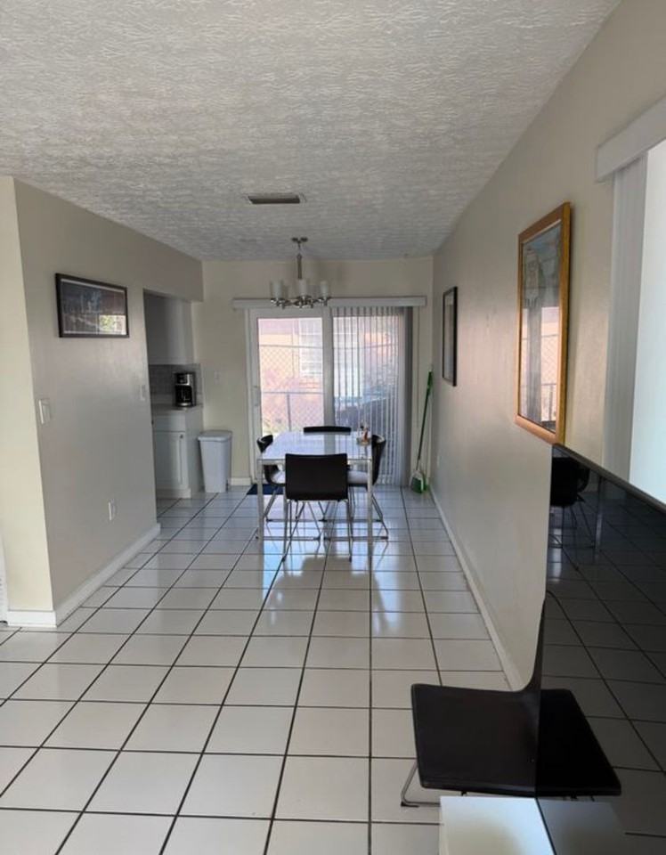 2928 Southwest 36th Avenue - Photo 4 of 23