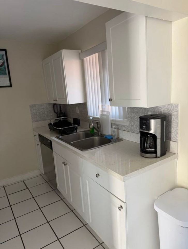 2928 Southwest 36th Avenue - Photo 6 of 23