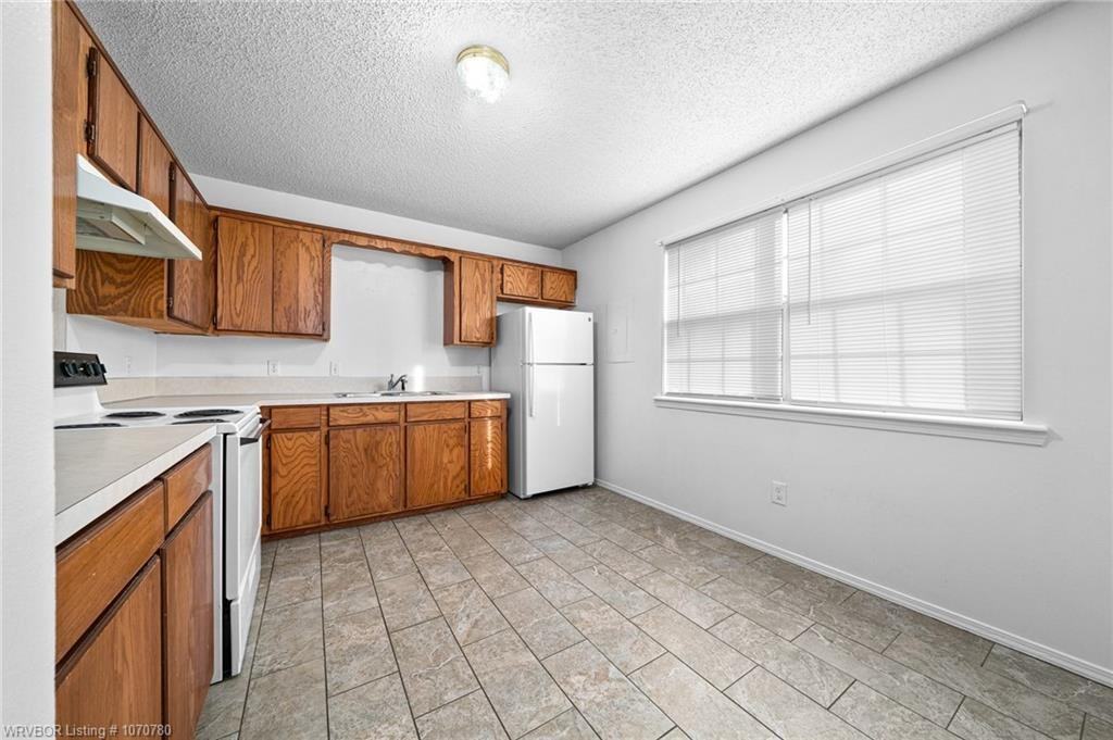 302 South Pocola Boulevard - Photo 3 of 7