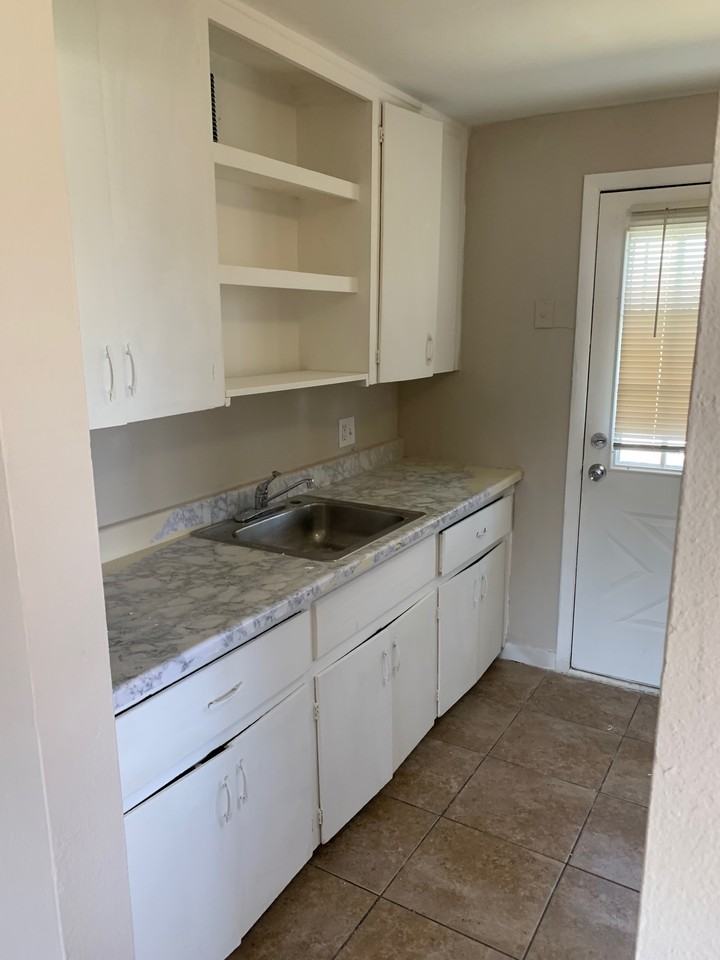 1129 Akron Street - Photo 4 of 11