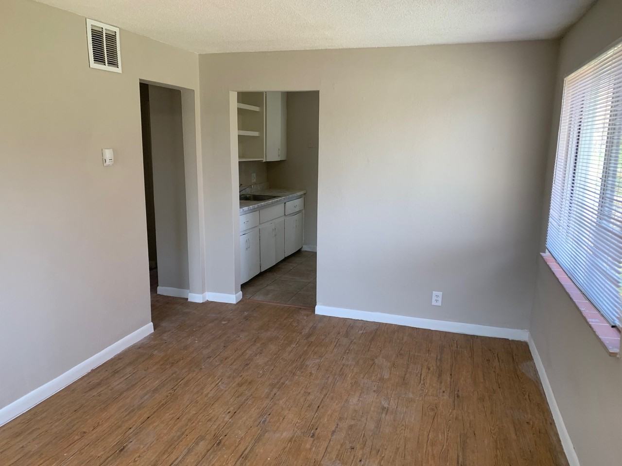 1129 Akron Street - Photo 5 of 11