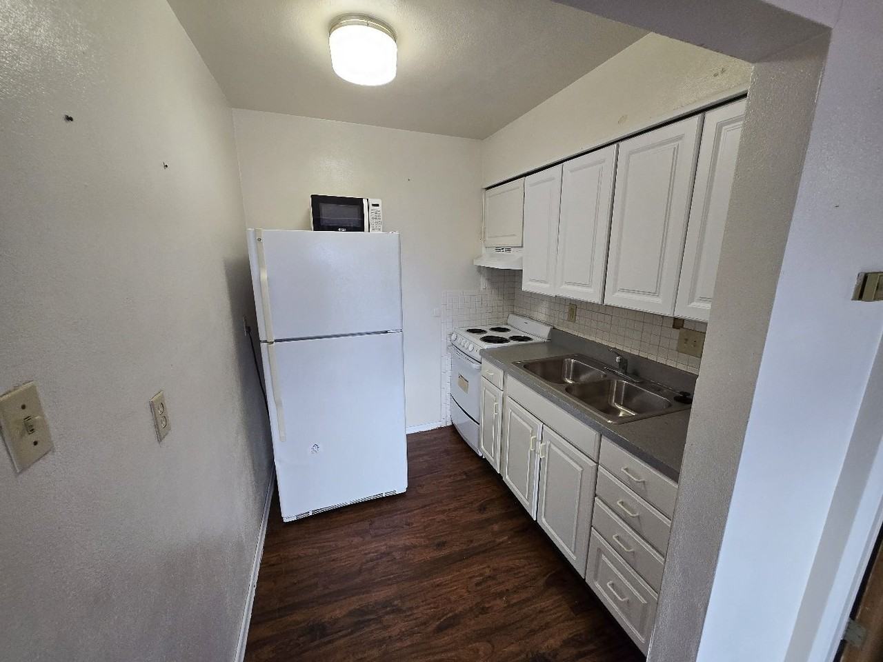 2727 Hampton Avenue - Photo 3 of 6